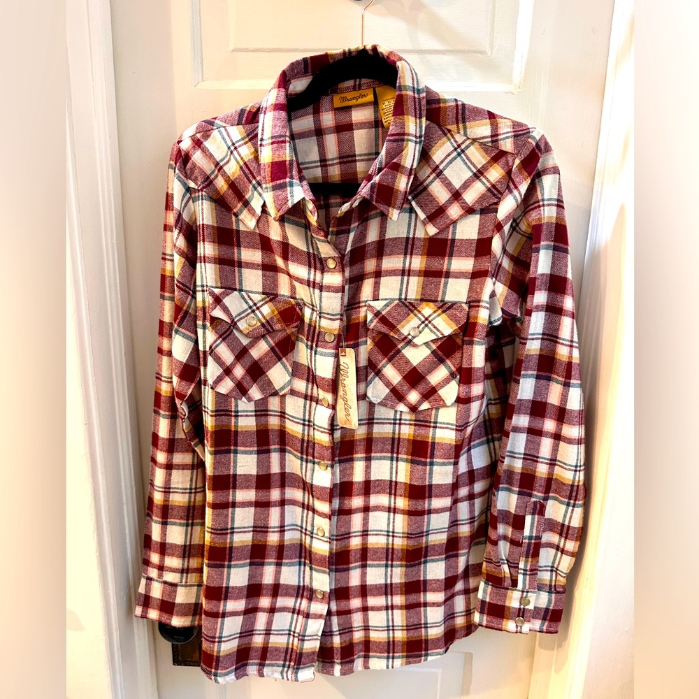 Wrangler Pearl snap red plaid light flannel long sleeve shirt women’s sz M.
